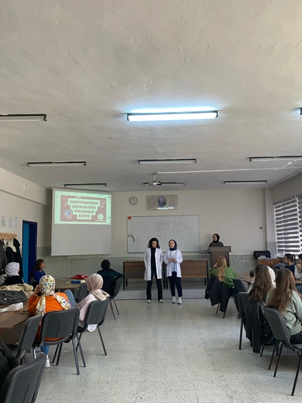 Hemşirelik Fakültesinden İMÖ ve Sınıf Öğretmenliği Öğrencilerine Sunum Yapıldı